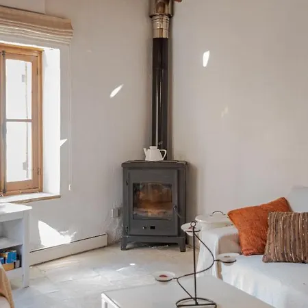 펜션 The Carob Tree - Rustic Luxury With Access To Pool And Restaurant 라르나카