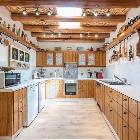 בית נופש The Carob Tree - Rustic Luxury With Access To Pool And Restaurant *