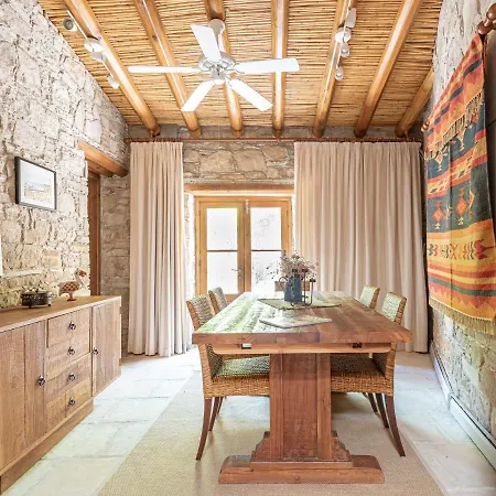 בית נופש The Carob Tree - Rustic Luxury With Access To Pool And Restaurant לרנקה