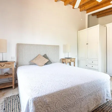 Holiday home The Carob Tree - Rustic Luxury With Access To Pool And Restaurant Larnaca