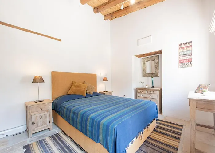 בית נופש The Carob Tree - Rustic Luxury With Access To Pool And Restaurant *