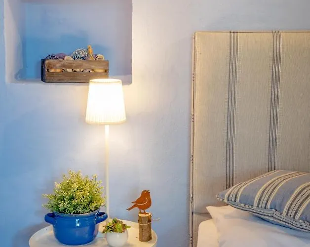 בית נופש The Carob Tree - Rustic Luxury With Access To Pool And Restaurant