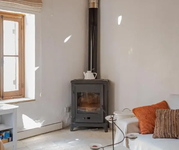 בית נופש The Carob Tree - Rustic Luxury With Access To Pool And Restaurant לרנקה